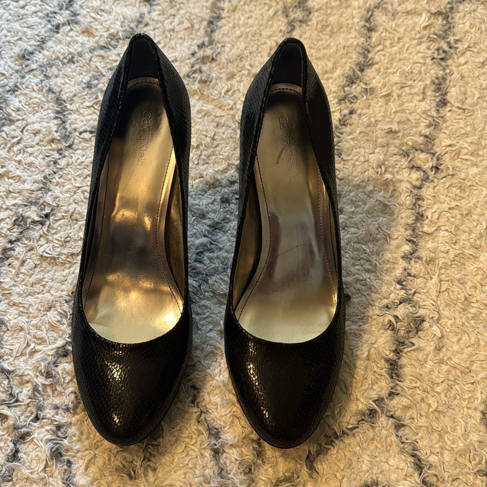 Calvin Klein Black Snakeskin Textured Pumps – Size 9.5M (Salina)
